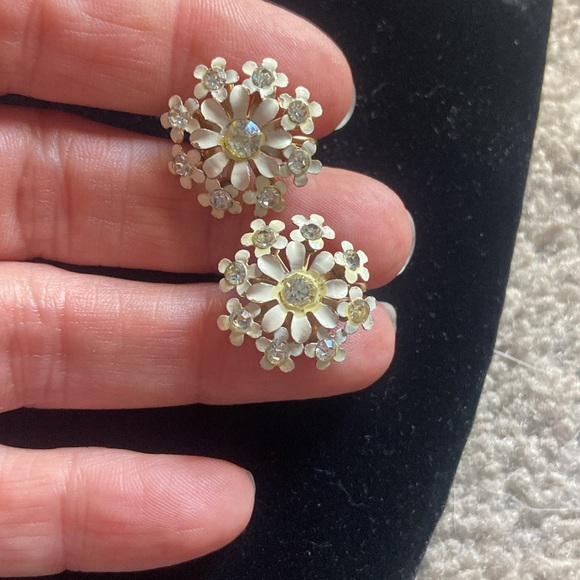 2 Pairs of Clip On Earrings Gold Leaves & White Flowers - Picture 3 of 9